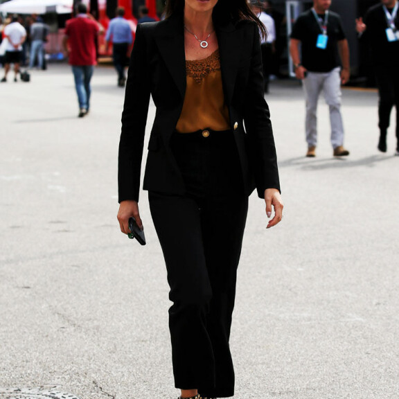 Vau, mikä kaunotar! Minttu Räikkönen hurmasi supertyylikkäänä F1-varikolla – kuvat! Minttu Räikkönen