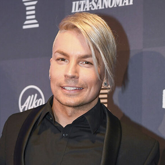 Antti Tuisku muistelee uutuuskirjassaan ensikännejään: sisko osti viinaa pulkkamäkeen – ”Kyllä se humalalta tuntui!” antti tuisku