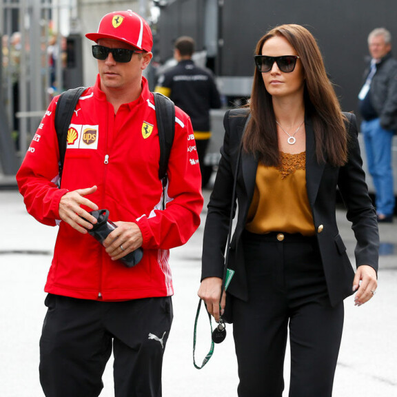 Vau, mikä kaunotar! Minttu Räikkönen hurmasi supertyylikkäänä F1-varikolla – kuvat! Minttu ja Kimi Räikkönen