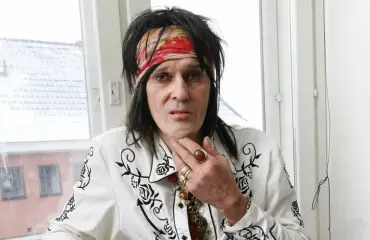 Rocklegenda Andy McCoy keskittyi tax free -shoppailuun: tutki nuuskatuotteita ja kyseli suosituksia – kuva!