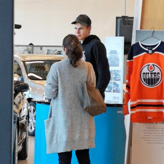 NHL-tähti kesätöissä!? Jesse Puljujärvi päivysti autoliikkeessä: jakeli asiakkaille lentolehtisiä – kuva! Jesse Puljujärvi autoliikkeessä.