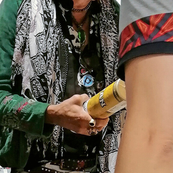 Rocklegenda Andy McCoy keskittyi tax free -shoppailuun: tutki nuuskatuotteita ja kyseli suosituksia – kuva! Andy McCoy shoppaili laivalla.