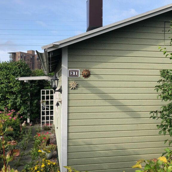 Tältä näyttää rahanpesusta syytetyn lelusalakuljettajan kohuttu puutarhamökki: kuin viidakon keskellä – kuvat! Rami Adhamin mökki.