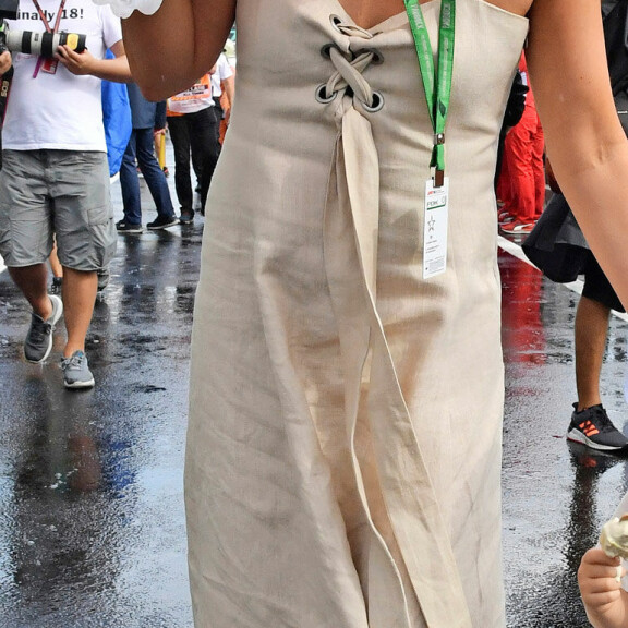 Härregyyd, Minttu! Kimi Räikkösen vaimosta kehkeytyi formulamaailman trenditaituri: muotipoliisi ruotii kaunottaren varikkotyylin – kuvat! Minttu Räikkönen