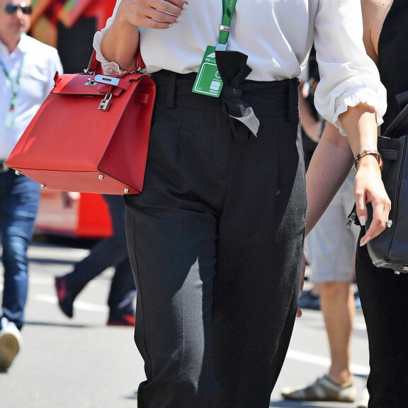 Härregyyd, Minttu! Kimi Räikkösen vaimosta kehkeytyi formulamaailman trenditaituri: muotipoliisi ruotii kaunottaren varikkotyylin – kuvat! Minttu Räikkönen