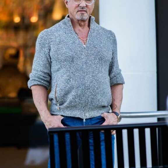 Sylvesterin silmälaseissa on tyylikkäät läpinäkyvät sangat. Sylvester Stallone