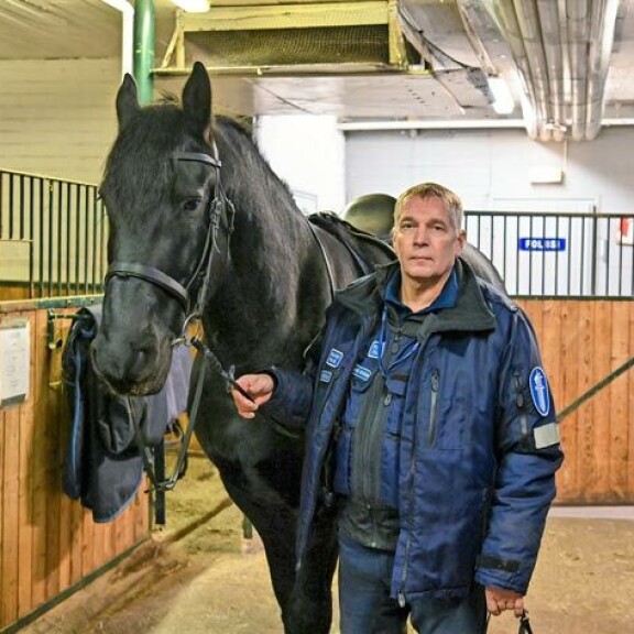 Joka ratsupoliisilla on oma heppansa. – Aikaa menee vuoden verran, ennen kuin on sinut hevosen kanssa, Jukka Aarninsalo arvelee. Nyt vanhemman konstaapelin kaverina on komea Ässä. Joka ratsupoliisilla on oma heppansa. – Aikaa menee vuoden verran, ennen kuin on sinut hevosen kanssa, Jukka Aarninsalo arvelee. Nyt vanhemman konstaapelin kaverina on komea Ässä.