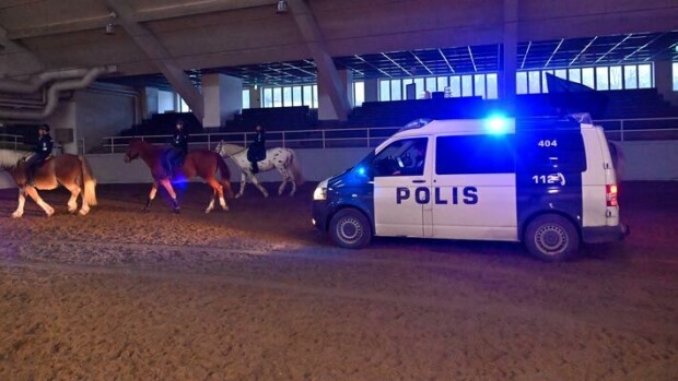 Hevosia huidottiin lätkämailoilla! Helsingin ratsupoliisi valvoi mielenosoitusta Tampereella: Tilanne riistäytyi käsistä Ratsupoliisi