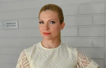 Tiesitkö?! Näyttelijäkaunotar Saara Kotkaniemen veli on tunnettu jääkiekkovalmentaja – veljenpoika on NHL-superlupaus!