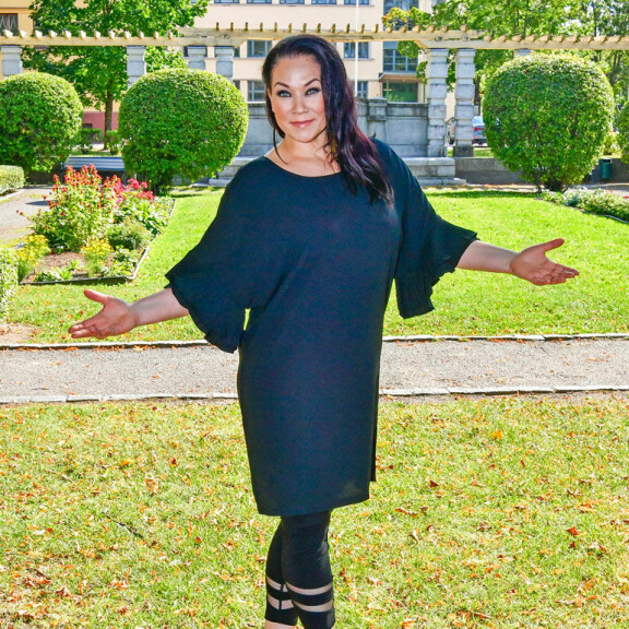 Tiina nautti ensikertalaisena kesäteatteri-pestistä. – Jatkoa on luvassa, Tiina sanoo tyytyväisenä. Tiina nautti ensikertalaisena kesäteatteri-pestistä. – Jatkoa on luvassa, Tiina sanoo tyytyväisenä.