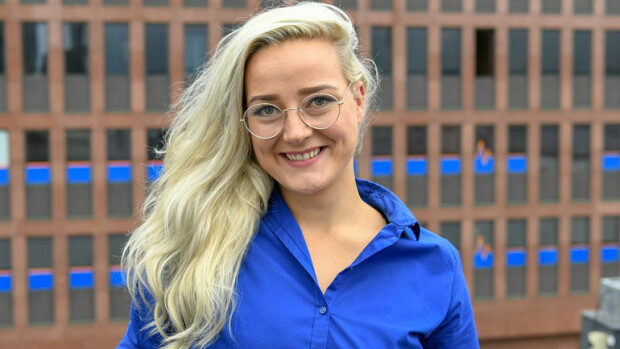 Putous-voittaja Pilvi Hämäläinen rajusta bussikolarista: Kalle Palanderin kaljat kaatuivat! Pilvi Hämäläinen kertoo kolarista.