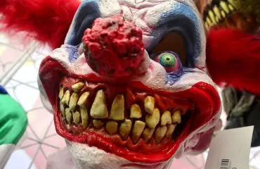 Erikoista vai pelottavaa? Mies tatuoi kasvonsa pelleksi: halkaisi kielensä ja hankki kasvoimplantit - ”Tämä on elämäntapa, ei vaihe!” Katso video! 