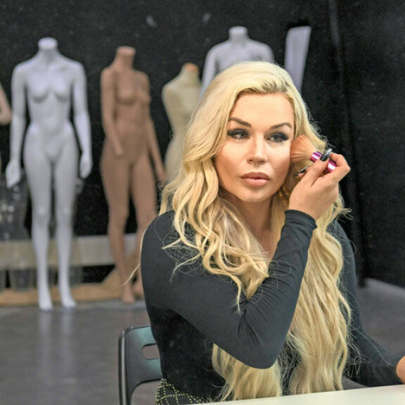 – Aloitin naisellistumiseni kaksi vuotta sitten ottamalla huuliini hyaluroni-happoa. Minulla on korkea kipukynnys, enkä valita pienistä. – Aloitin naisellistumiseni kaksi vuotta sitten ottamalla huuliini hyaluroni-happoa. Minulla on korkea kipukynnys, enkä valita pienistä.