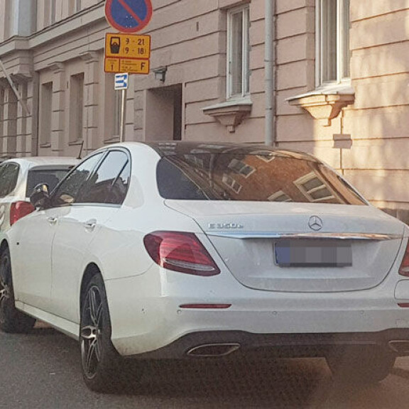 Koomikko Sami Hedberg osti uuden auton: pysäköi väärin – kuva! Sami Hedbergin auto.