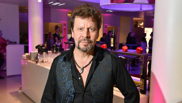 Rokkikukko Pate Mustajärvi ryhtyi yrittäjäksi kuusikymppisenä – tahkoi heti voittoa! Pate Murstajärvi pyörittää yritystä.