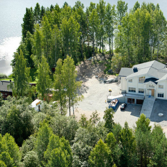 Samin hirsilukaali valmistui Kuopioon Kallaveden rannalle vuonna 2011. Samin hirsilukaali valmistui Kuopioon Kallaveden rannalle vuonna 2011.