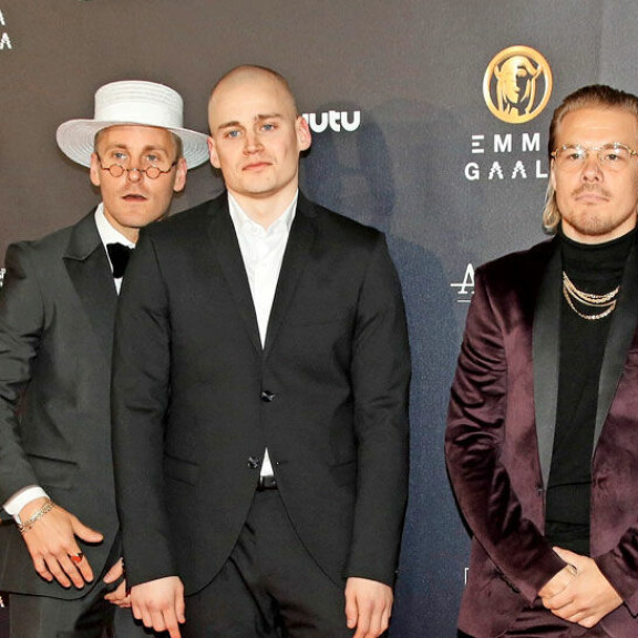 Erikan Aleksi-rakas edusti Emma-gaalassa JVG:n Jaren ja VilleGallen kanssa. Erikan Aleksi-rakas edusti Emma-gaalassa JVG:n Jaren ja VilleGallen kanssa.