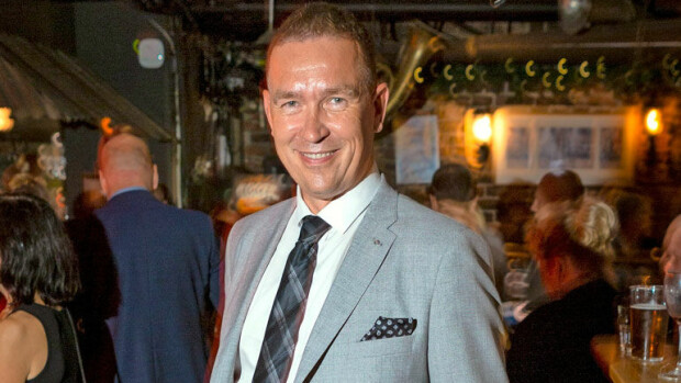 Kansanedustaja Tom Packalén on hälytysvalmiudessa vuorokauden ympäri: Hain äitini pois sairaalasta! Tom Packalenin pitää puhelinta auki öisin.