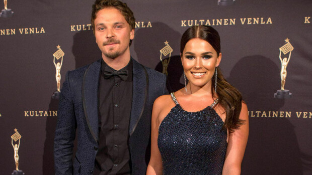 Roope Salmisen ja Sara Siepin suhdekriisi eskaloitui kesällä: naisrulettia pyörittänyt Roope yöpyi hotellissa ja kavereiden nurkissa! Roope Salminen vietti kesällä öitä hotellissa.