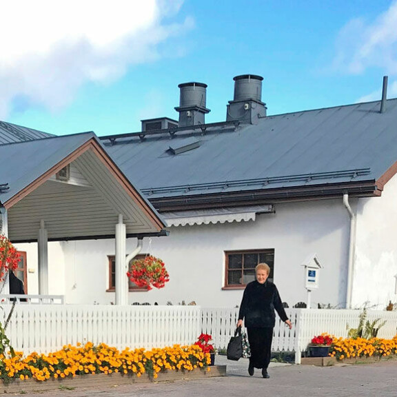 Kohusaarnaaja Pirkko Jalovaara poistui Valamon luostarin ravintolasta, jossa hän juhlisti ortodoksikirkkoon liittymistään lounaan merkeissä. Kohusaarnaaja Pirkko Jalovaara poistui Valamon luostarin ravintolasta, jossa hän juhlisti ortodoksikirkkoon liittymistään lounaan merkeissä.