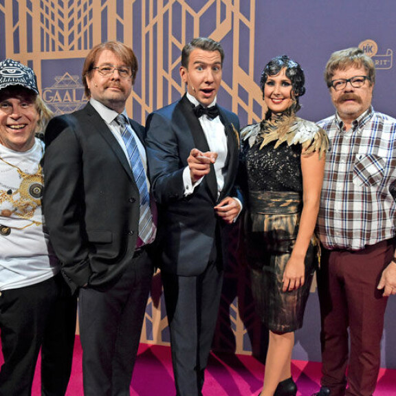 Timo Kahilainen, Heikki Hela, Aku Hirviniemi, Linda Wiklund ja Heikki Silvennoinen viihdyttävät veronmaksajia lauantai-iltaisin Nelosella. Timo Kahilainen, Heikki Hela, Aku Hirviniemi, Linda Wiklund ja Heikki Silvennoinen viihdyttävät veronmaksajia lauantai-iltaisin Nelosella.