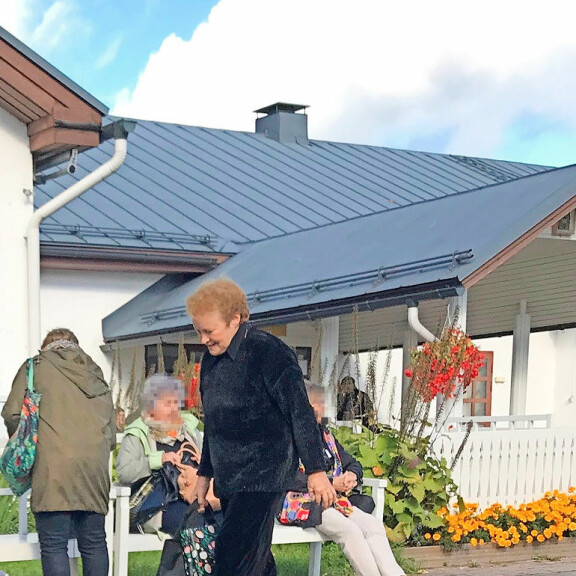 Osa turisteista ihmetteli, miksi Jalovaara kulki ison osan aikaa hyvin kumarassa. Osa turisteista ihmetteli, miksi Jalovaara kulki ison osan aikaa hyvin kumarassa.