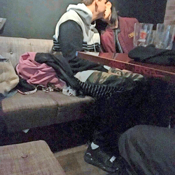 Roope vaihtoi pusuja tummahiuksisen kaunottaren kanssa helsinkiläisessä yökerhossa. Roope vaihtoi pusuja tummahiuksisen kaunottaren kanssa helsinkiläisessä yökerhossa.