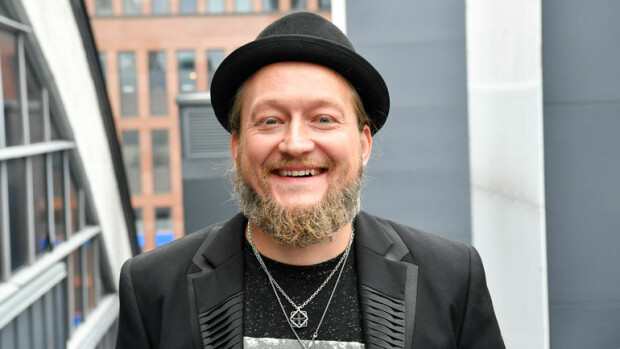 Duudsonien Jarppi Leppälä hankki Jaguarin: kurvasi juhliin tälläytyneenä – kuva! Jarppi Leppälä hankki uuden auton.