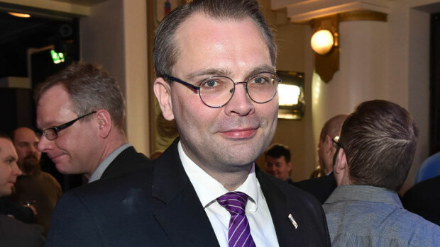 Oho, puolustusministeri Jussi Niinistö nousi lavalle Helsingissä rockabilly-keikalla – kuva! Jussi Niinistö rokkasi Matchboxin kanssa lavalla.
