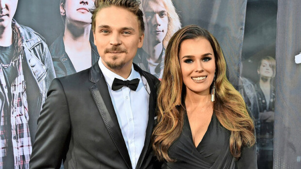 Roope Salmisen ja Sara Siepin eroskandaali paisuu: sukulaiset vaativat pettäjä-Roopea tilille! Sukulaiset vaativat Roope Salmista tililli Sara Siepin pettämisestä.