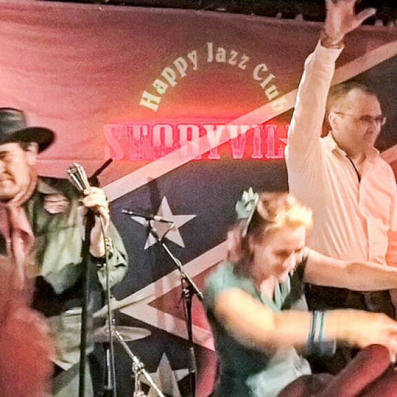 Oho, puolustusministeri Jussi Niinistö nousi lavalle Helsingissä rockabilly-keikalla – kuva! Jussi Niinistö kipusi lavalle Matchboxin kanssa.