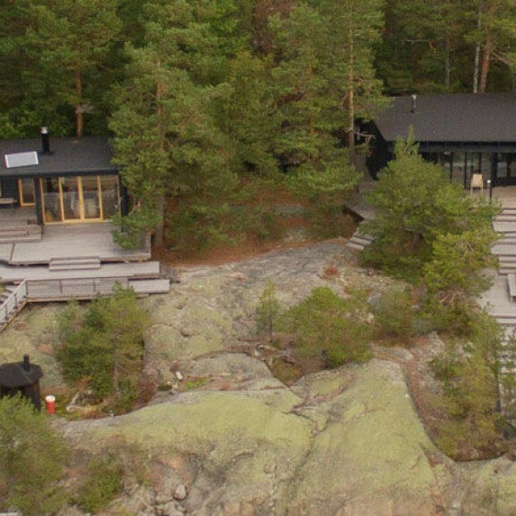 Martin itse suunnitteleman saunamökin edessä, puiden katveessa tönöttää pieni tynnyrisauna. Martin itse suunnitteleman saunamökin edessä, puiden katveessa tönöttää pieni tynnyrisauna.