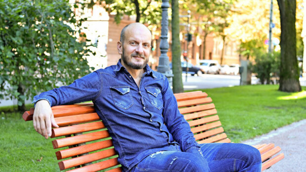 Kääk, Hans Välimäki osti hulppean Porschen – katso kuvat ökyautosta ja kauniista Maria-vaimosta! Hans Välimäki ajelutti vaimoaan autolla.