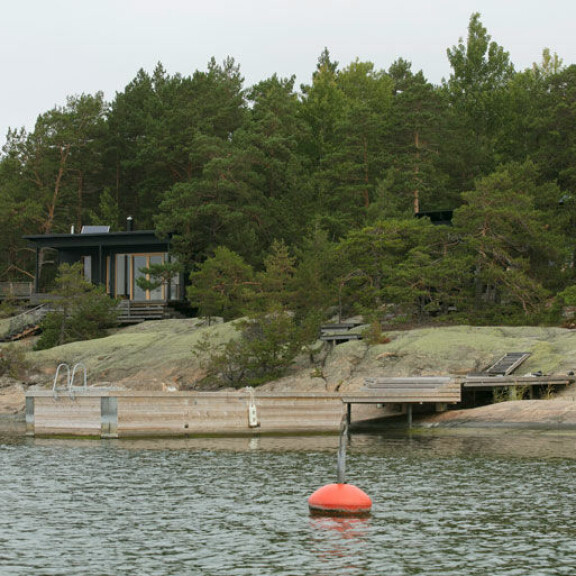 Kallioiden päällä, käppyrämäntyjen välissä hohtavaa kesäidylliä ympäröi vellova meri, joka tarjoaa hyviä kalastusapajia. Kallioiden päällä, käppyrämäntyjen välissä hohtavaa kesäidylliä ympäröi vellova meri, joka tarjoaa hyviä kalastusapajia.