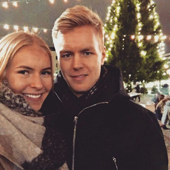 Alina toivoo, että Joonas-rakas pääsisi pelikiireiltään Miss Suomi -finaaliin. Alina toivoo, että Joonas-rakas pääsisi pelikiireiltään Miss Suomi -finaaliin.