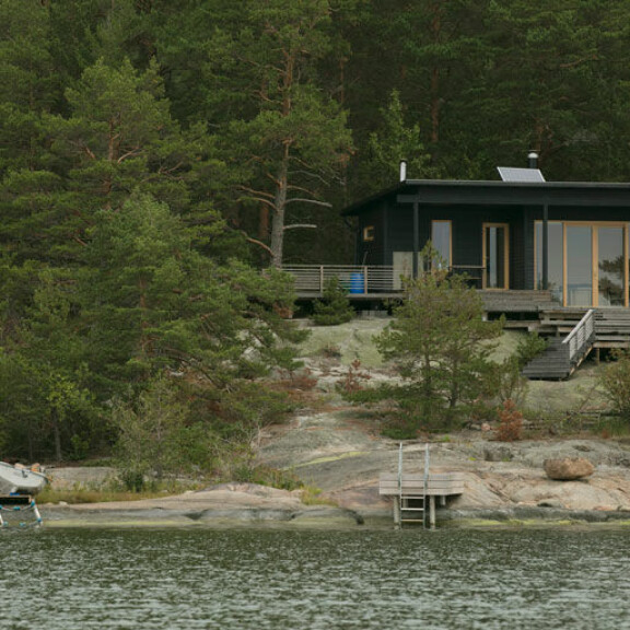 Martin itse suunnitteleman saunamökin edessä, puiden katveessa tönöttää pieni tynnyrisauna. Martin itse suunnitteleman saunamökin edessä, puiden katveessa tönöttää pieni tynnyrisauna.