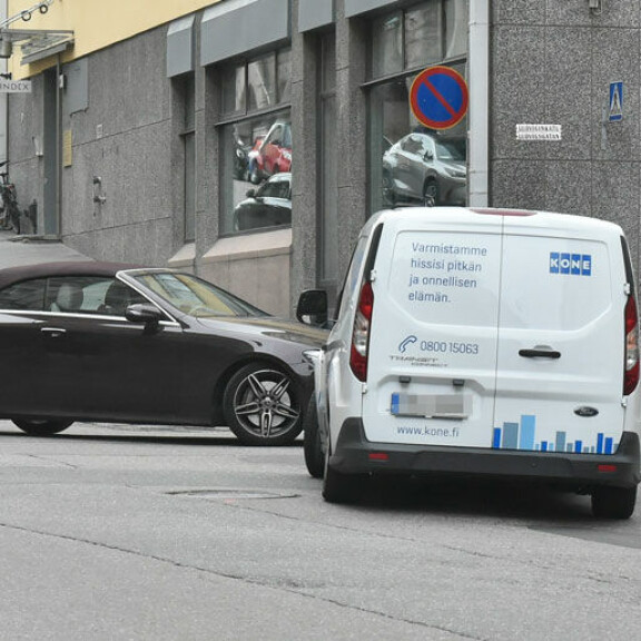 Mikko Leppilampi aiheutti Mersullaan harmaita hiuksia Helsingissä: peruutti risteykseen – kuva! Mikko Leppilampi törttöili liikenteessä.