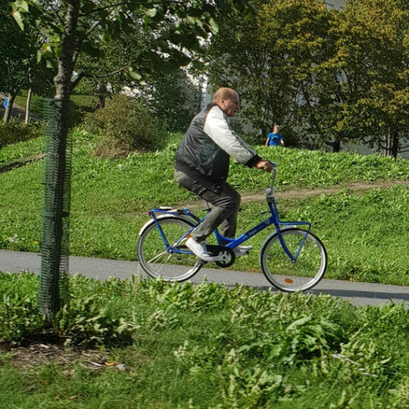 Ajokortti hyllyllä, nyt Juhani Tamminen kurvailee päheällä Jopolla – katso kuva pyöräilevästä ”Aurinkokuninkaasta”! Juhani Tamminen Jopoilemassa.