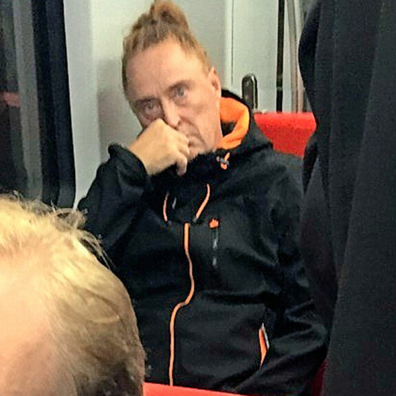 Tommi Läntinen pureskeli kynsiä metrossa – kuva! Tommi Läntinen matkusti metrolla.