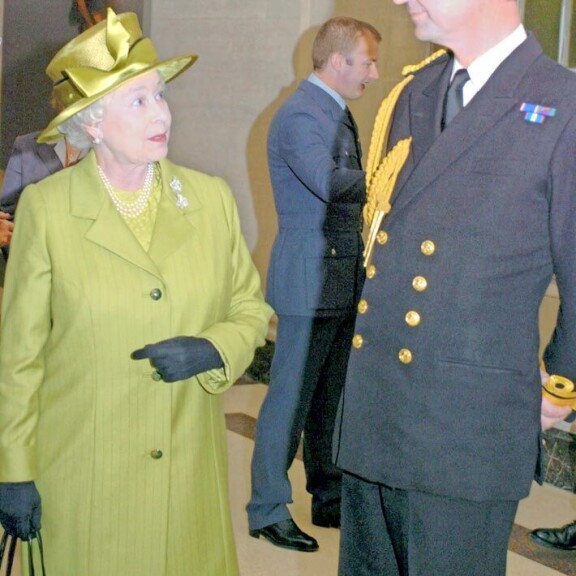 – Sir Timothy on suuresti arvostettu kuninkaallisen perheen jäsen. Kuningatar Elisabet piti hänestä kovasti, hovitoimittaja Richard Fitzwilliams kertoo. – Sir Timothy on suuresti arvostettu kuninkaallisen perheen jäsen. Kuningatar Elisabet piti hänestä kovasti, hovitoimittaja Richard Fitzwilliams kertoo.