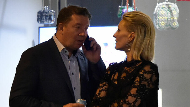 Oho! Jari Kurri poistui vaimonsa kanssa Mika Häkkisen synttärijatkoilta: Vanessa kouraisi miestään haarovälistä – häkellyttävät kuvat! Jari ja Vanessa Kurri Mika Häkkisen synttäreiden jatkoilla.