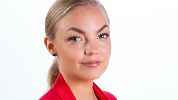 Nakuilukuvien takia kohuttu Diili-Miisa ärsyttää naapuriaan syvästi – avautuu saamastaan viestistä ja vierailusta: ”V**uttaisi saada häätö” missa nuogram