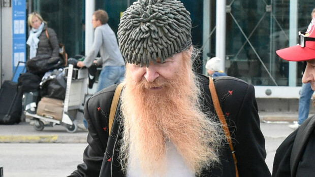 Rockin supertähti saapui Suomeen: heilui lentokentällä savukalan kanssa - kuvat! Billy Gibbons saapui Suomeen