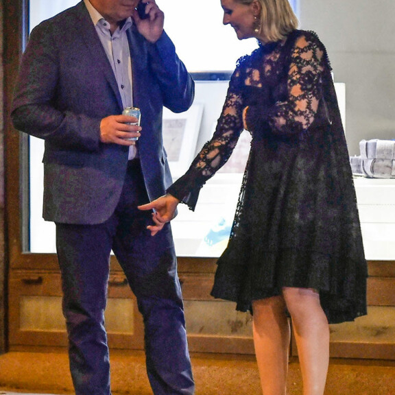 Oho! Jari Kurri poistui vaimonsa kanssa Mika Häkkisen synttärijatkoilta: Vanessa kouraisi miestään haarovälistä – häkellyttävät kuvat! Vanessa nipistää Jari Kurria.