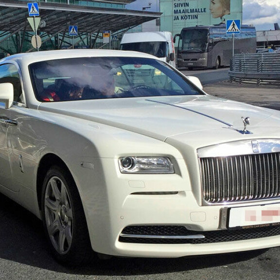 Käsintehdyt Rolls-Roycet kuuluvat luksusautojen aateliin. Tinkimätöntä laadukkuutta edustaa myös Cheekin Rolls-Royce Wraith Coupé, joka ikuistettiin viime sunnuntaina Helsinki-Vantaan lentokentällä terminaali 2:n edustalla. Käsintehdyt Rolls-Roycet kuuluvat luksusautojen aateliin. Tinkimätöntä laadukkuutta edustaa myös Cheekin Rolls-Royce Wraith Coupé, joka ikuistettiin viime sunnuntaina Helsinki-Vantaan lentokentällä terminaali 2:n edustalla.