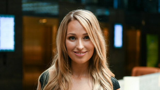 Missifinalisti Jenna Ruohola näyttelee rohkeassa kohtauksessa uudessa elokuvassa – ”Ei tarvinnut sentään olla tissit paljaana!” Jenna Ruohola näyttelee Valmentaja-elokuvassa.