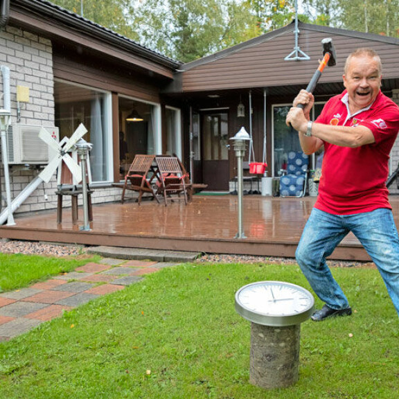 – Talviajalle kyytiä, Matti Hietanen ärisee lottovoittorahoilla ostamansa omakotitalon pihalla Espoon Kilossa. – Talviajalle kyytiä, Matti Hietanen ärisee lottovoittorahoilla ostamansa omakotitalon pihalla Espoon Kilossa.