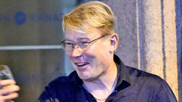 Mika Häkkinen paljastui synttärijatkoilla superbilettäjäksi: nuuskaa, tupakkaa ja viinaa kaksin käsin, lasit särkyivät kadulle – paljonkertovat kuvat! Mika Häkkinen juhli synttäreitään.