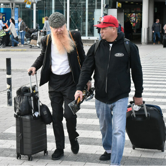 Rockin supertähti saapui Suomeen: heilui lentokentällä savukalan kanssa - kuvat! Billy Gibbons ja Jimmy Shine