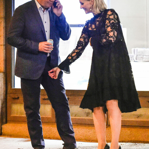 Oho! Jari Kurri poistui vaimonsa kanssa Mika Häkkisen synttärijatkoilta: Vanessa kouraisi miestään haarovälistä – häkellyttävät kuvat! Vanessa nipistää Jari Kurria.